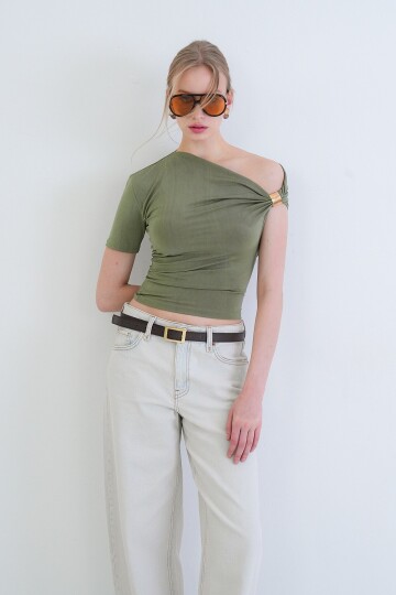 Asimetrik Yaka Drapeli Omuz Aksesuarlı Sandy Bluz