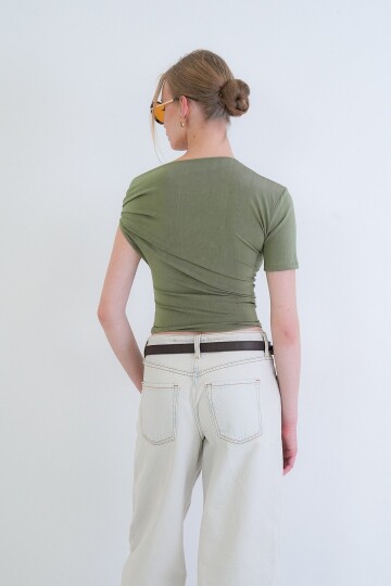 Asimetrik Yaka Drapeli Omuz Aksesuarlı Sandy Bluz