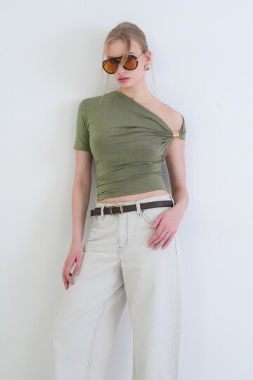 Asimetrik Yaka Drapeli Omuz Aksesuarlı Sandy Bluz