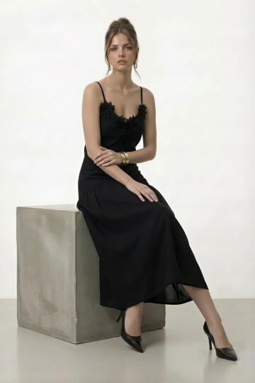 Askılı Çiçek Aplikeli Midi Elbise