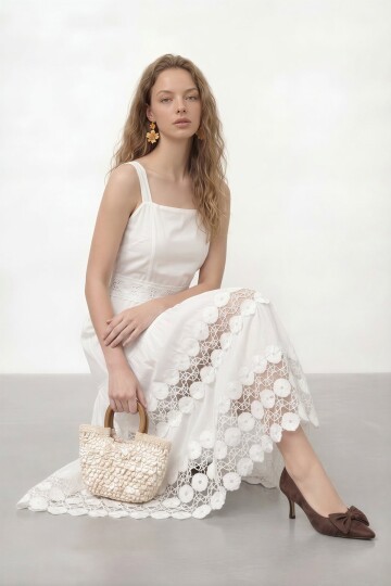 Askılı Kare Yaka Dantel Detaylı Midi Elbise