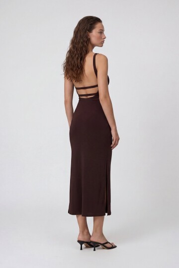 Askılı Kare Yaka Sırt Dekolteli Yırtmaçlı Midi Elbise