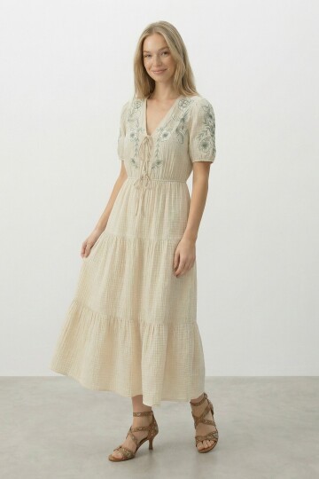 Bej Nakışlı Bağlama Detaylı Midi Boy Müslin Elbise