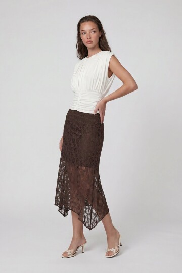 Beli Lastikli İçi Astarlı Asimetrik Kesim Dantel Etek