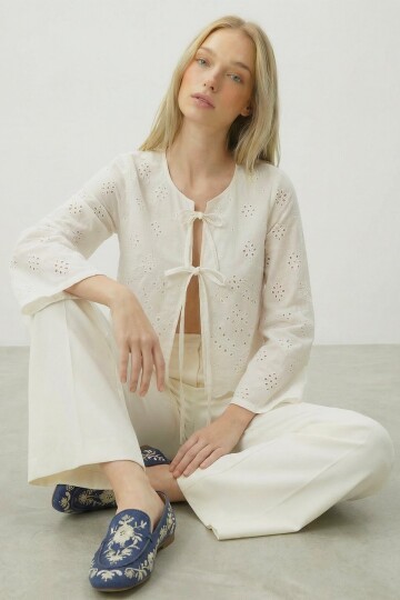 Beyaz Dantel İşlemeli Bağlama Detaylı İspanyol Kol Bluz