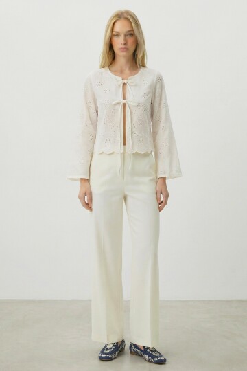 Beyaz Dantel İşlemeli Bağlama Detaylı İspanyol Kol Bluz