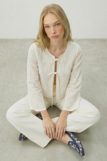 Beyaz Dantel İşlemeli Bağlama Detaylı İspanyol Kol Bluz