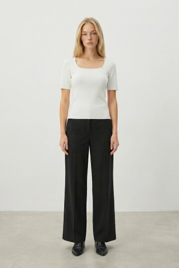 Beyaz Kare Yaka Kısa Kollu Mevsimlik Triko Bluz