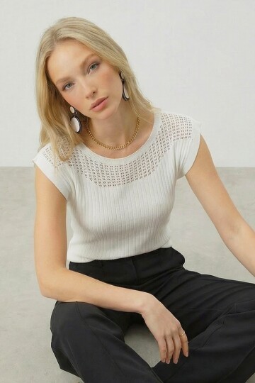 Beyaz Kayık Yaka Omuzları Delik Ajurlu Kolsuz Triko Bluz