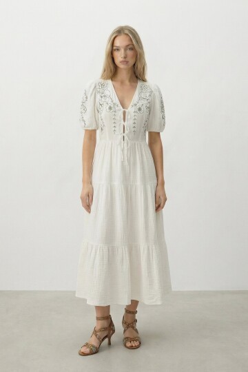 Beyaz Nakışlı Bağlama Detaylı Midi Boy Müslin Elbise