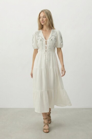 Beyaz Nakışlı Bağlama Detaylı Midi Boy Müslin Elbise