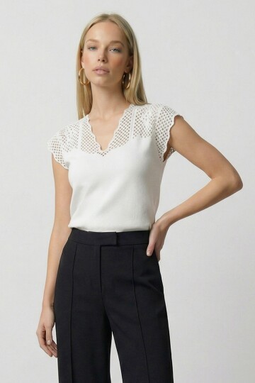 Beyaz V Yaka Delik Ajurlu Mevsimlik Triko Bluz