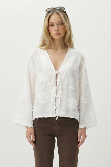 Beyaz V Yaka Önü Bağlamalı Püskül Detaylı Yazlık Keten Ceket