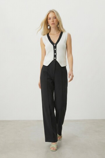 Beyaz V Yaka Renk Bloklu Triko Yelek