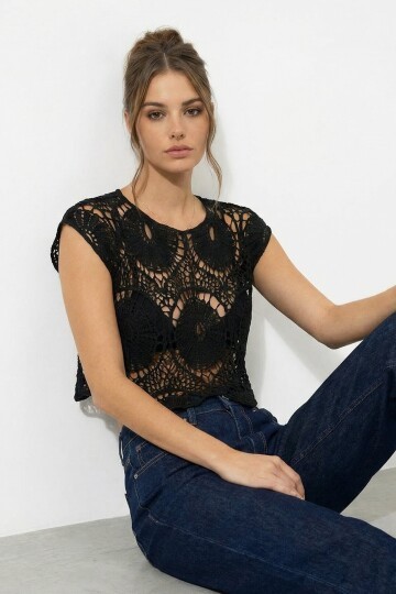 Bisiklet Yaka Ajur Desenli Kısa Kol Transparan Bluz