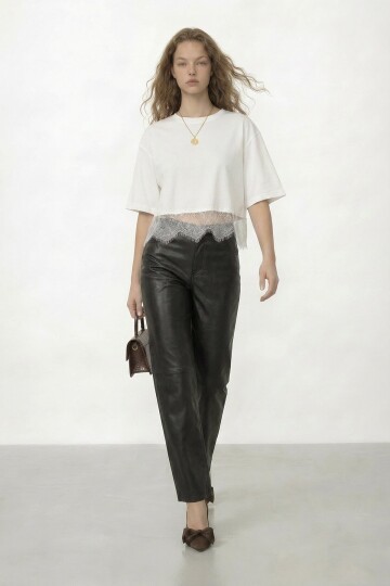 Bisiklet Yaka Dantel Detaylı Crop T-Shirt