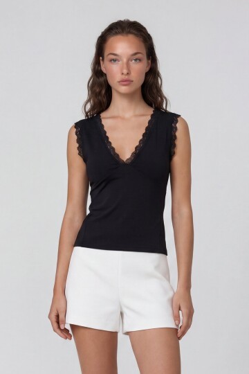 Derin V Yaka Dantel Detaylı Sandy Bluz