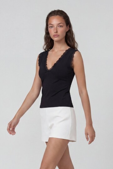 Derin V Yaka Dantel Detaylı Sandy Bluz