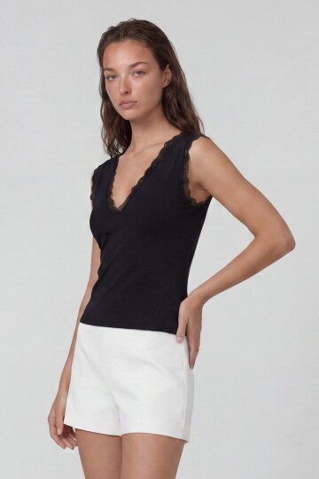 Derin V Yaka Dantel Detaylı Sandy Bluz