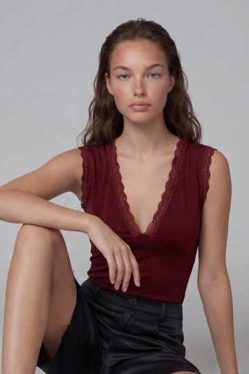 Derin V Yaka Dantel Detaylı Sandy Bluz