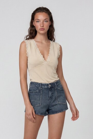 Derin V Yaka Dantel Detaylı Sandy Bluz