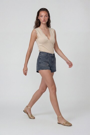 Derin V Yaka Dantel Detaylı Sandy Bluz