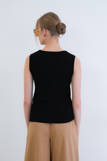 Derin V Yaka Metal Aksesuarlı Kolsuz Ottoban Bluz