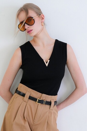 Derin V Yaka Metal Aksesuarlı Kolsuz Ottoban Bluz