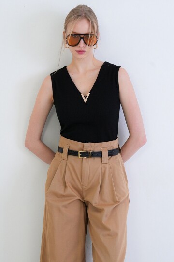 Derin V Yaka Metal Aksesuarlı Kolsuz Ottoban Bluz