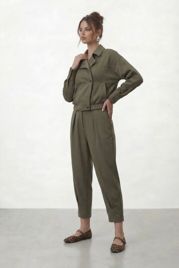 Düğmeli Crop Ceket Ve Pile Detaylı Pantolon Takım