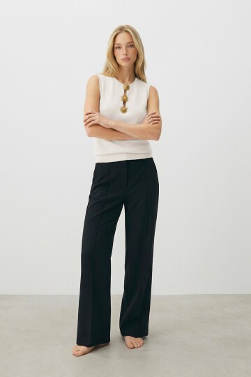 Ekru Bisiklet Yaka Gold Düğme Detaylı Triko Kolsuz Bluz