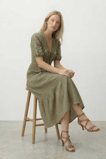 Haki Nakışlı Bağlama Detaylı Midi Boy Müslin Elbise