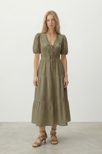 Haki Nakışlı Bağlama Detaylı Midi Boy Müslin Elbise
