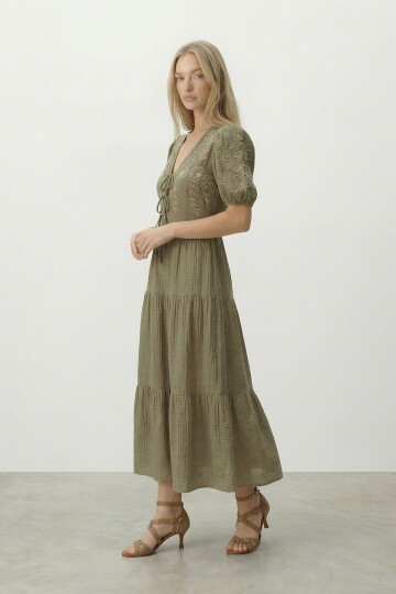 Haki Nakışlı Bağlama Detaylı Midi Boy Müslin Elbise