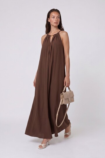 Halter Yaka Metal Detaylı Maxi Elbise