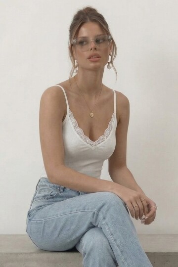 İnce Askılı Dantel Detaylı V Yaka Bluz