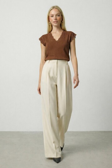 Kahverengi V Yaka Delik Ajurlu Mevsimlik Triko Bluz