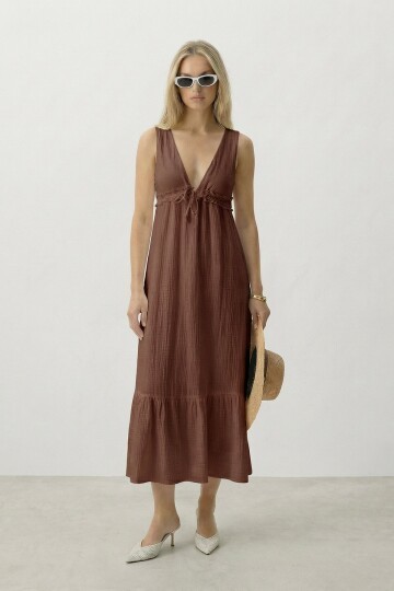 Kahverengi V Yaka Fırfır Detaylı Astarlı Müslin Elbise