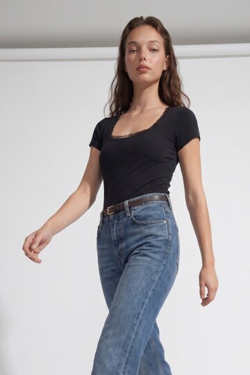 Kare Yaka Dantel Detaylı Örme Bluz
