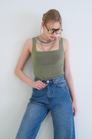 Kare Yaka İnce Askılı Sandy Kumaş Bluz