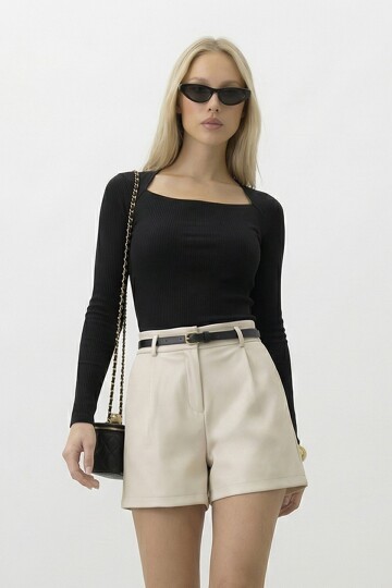 Kemer Detaylı Mini Şort