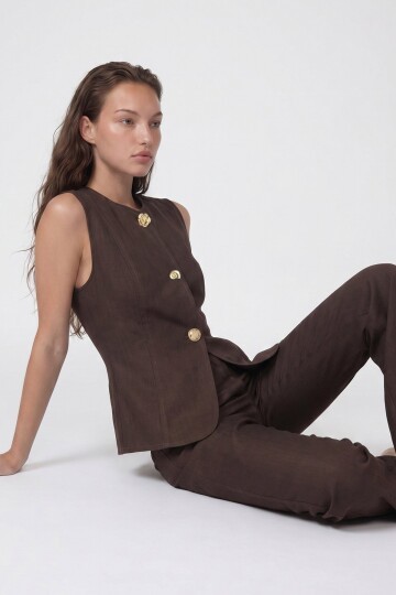 Kolsuz Düğme Detaylı Yelek Ve Denim Pantolon Takım