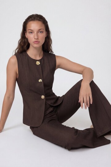 Kolsuz Düğme Detaylı Yelek Ve Denim Pantolon Takım