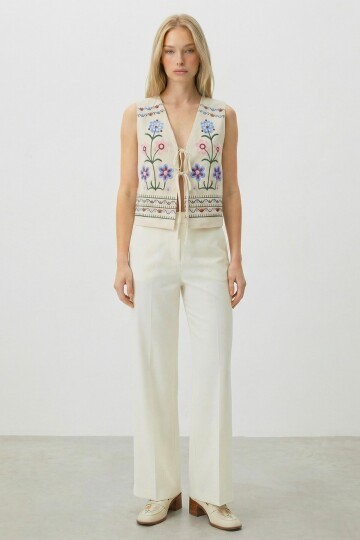 Krem Nakışlı Bağcık Detaylı Tasarım Ham Keten Yelek