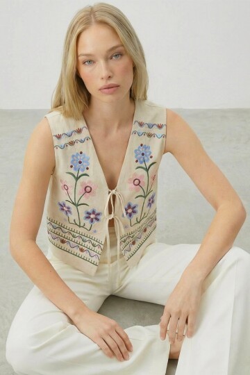 Krem Nakışlı Bağcık Detaylı Tasarım Ham Keten Yelek