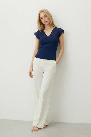 Lacivert Önü Ve Arkası V Yaka Delik Ajurlu Triko Bluz