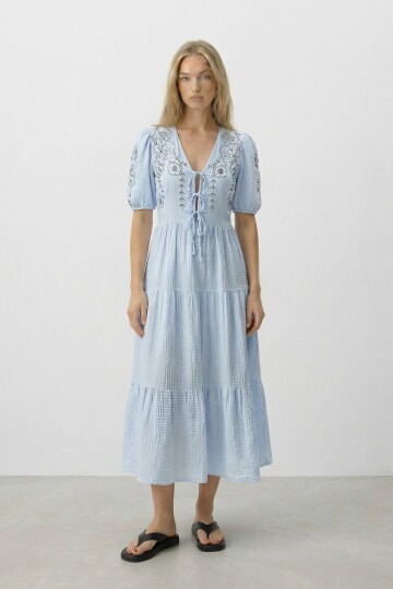 Mavi Nakışlı Bağlama Detaylı Midi Boy Müslin Elbise
