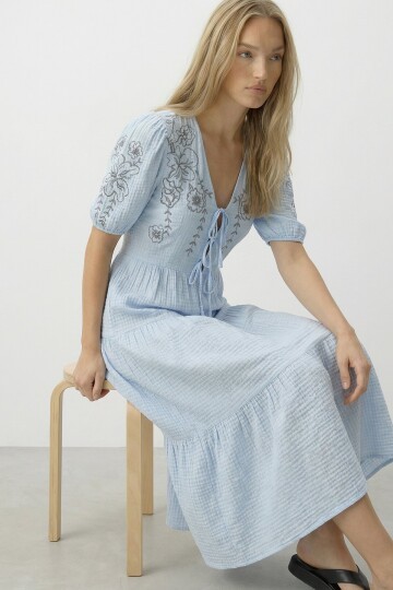 Mavi Nakışlı Bağlama Detaylı Midi Boy Müslin Elbise
