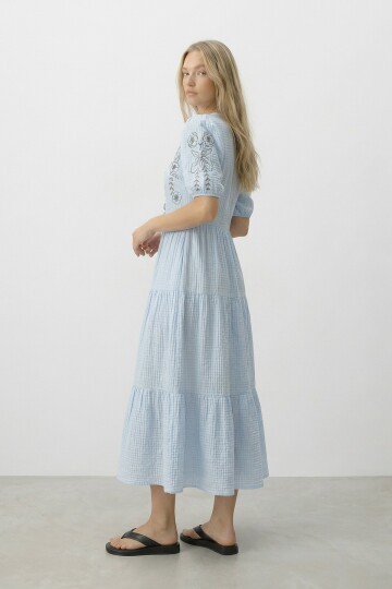 Mavi Nakışlı Bağlama Detaylı Midi Boy Müslin Elbise