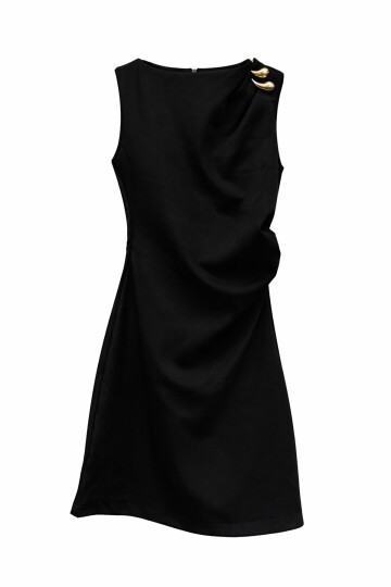 Metal Aksesuar Detaylı Kolsuz Mini Elbise